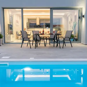 Laide Villa